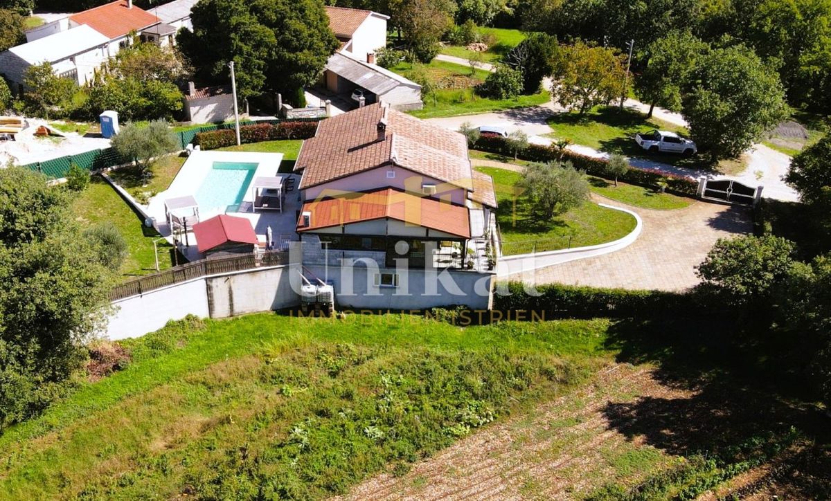 Villetta indipendente - piscina, garage e grande giardino